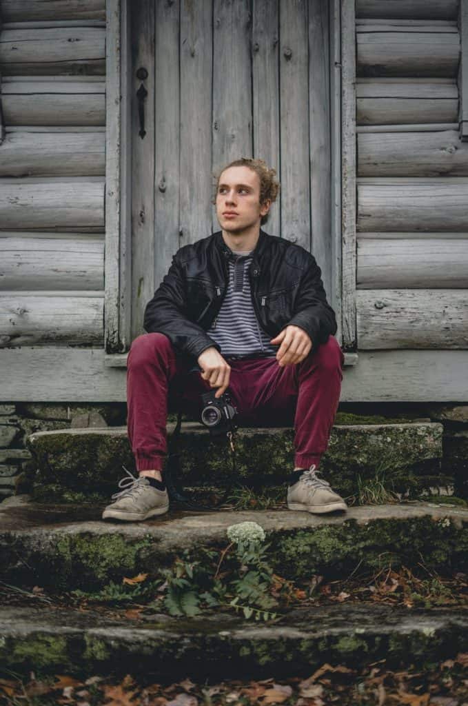 What Goes With Wine Color Pants? (Men's 2024 Burgundy & Maroon Outfit Guide)